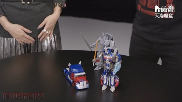 Transformers The Last Knight   Voyager Optimus Prime Makes Official Debut On Chinese TV 09 (9 of 15)